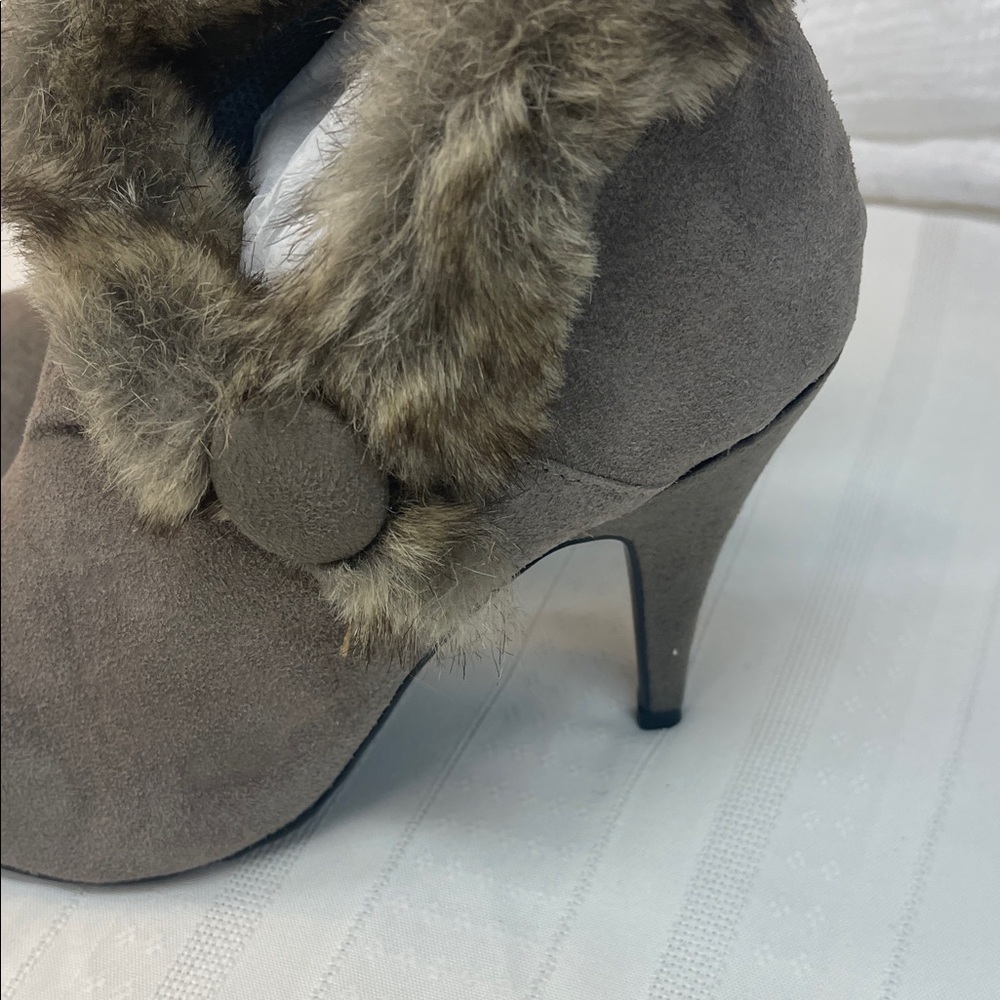 Women's Faux Fur Trim Ankle Boots - Gray size 7.5 - Picture 4 of 12